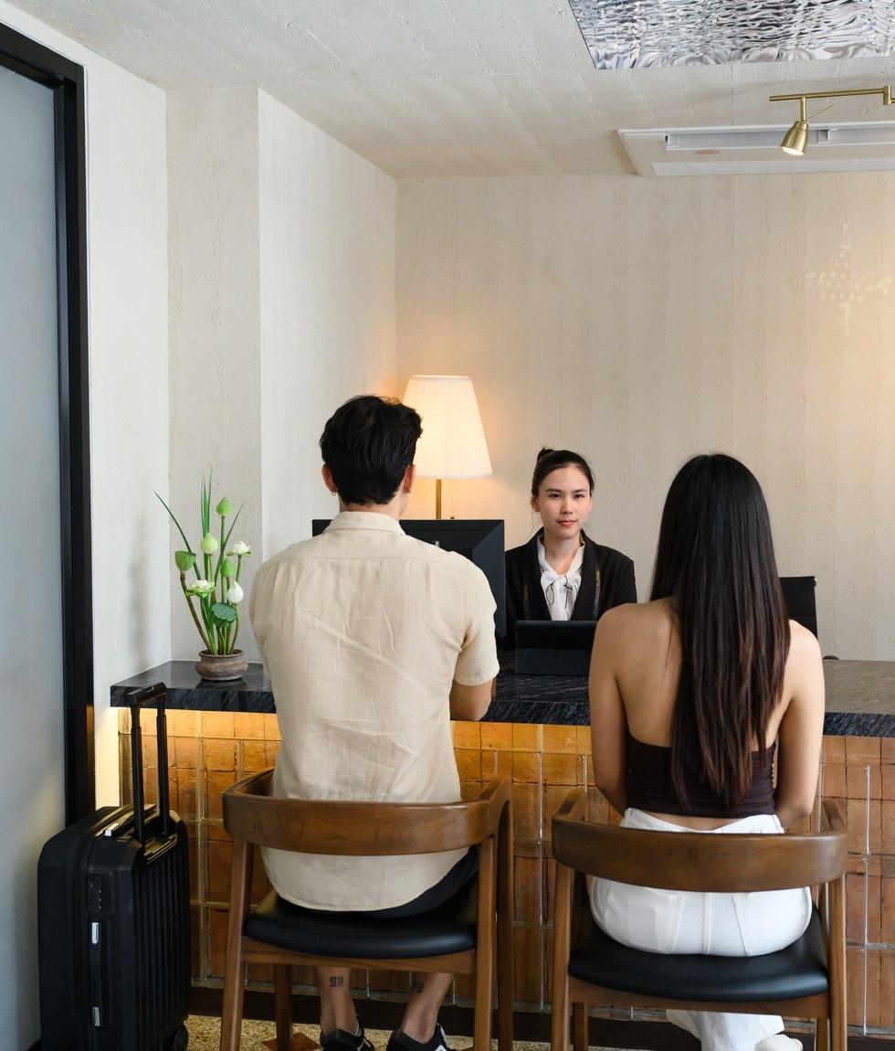Guests checking in at Wang Kaew Hotel, Phitsanulok