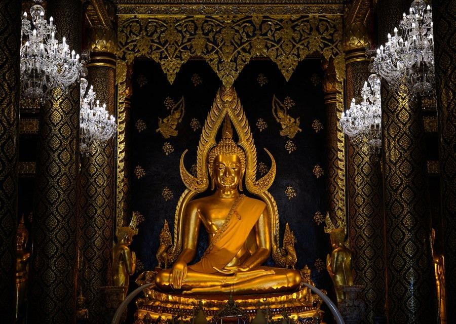 Phra Buddha Chinnarat at Wat Yai, near Wang Kaew Hotel